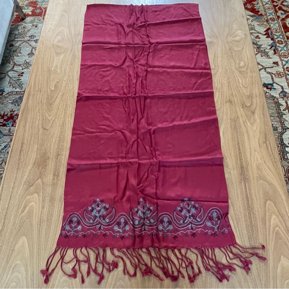 NIP Avon Embroidered wrap